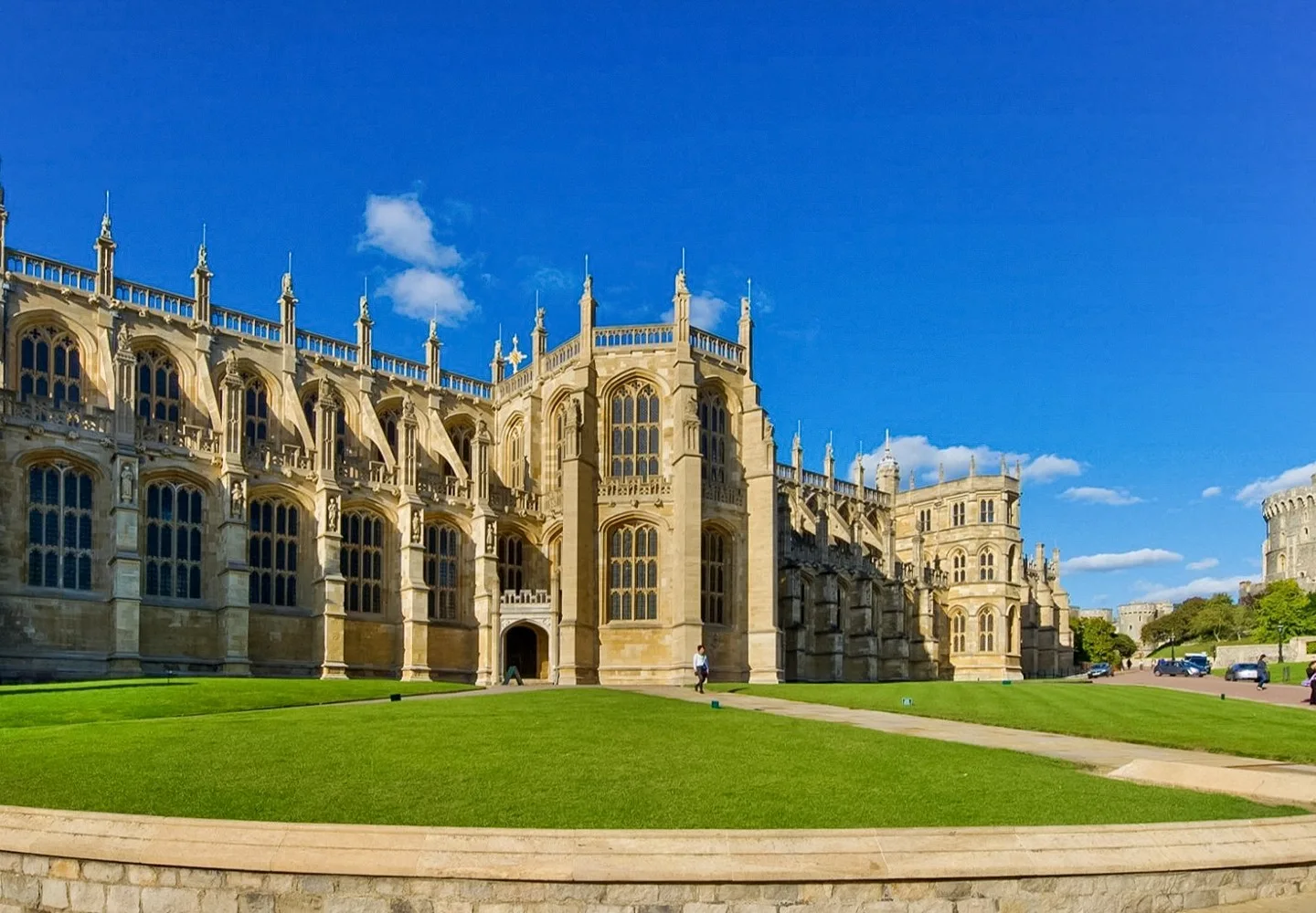 St George’s Chapel and the Round Tower at Windsor Castle beneath a blue sky